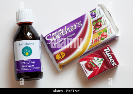 Eine Auswahl von Medikamenten für einen Husten, der auf weißem Hintergrund isoliert ist Stockfoto