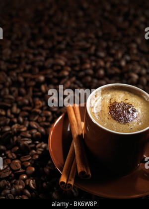 Tasse Kaffee Latte mit Schokolade und Zimt auf Kaffee Bohnen Hintergrund Stockfoto