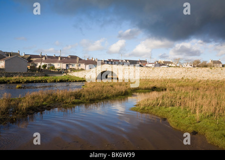 Salzwiesen durch Gezeiten Afon Ffraw Mündung an der Küste mit Alte Brücke (Hen Bont) zu Dorf Aberffraw ISLE OF ANGLESEY Wales England Großbritannien Stockfoto