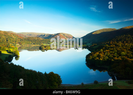 Am frühen Morgensonnenlicht beleuchtet Grasmere im englischen Lake District. Stockfoto