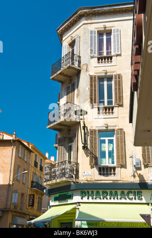 Cannes, Rue d ' Antibes, Gebäude oder Haus Detail, typische Phamacie oder Apotheke oder Chemiker mit Balkonen & Windows & Fensterläden Stockfoto