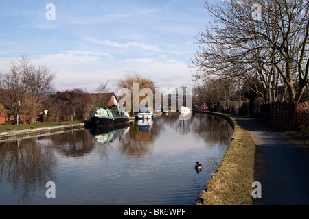 Kanalboote vertäut am Ufer Stockfoto