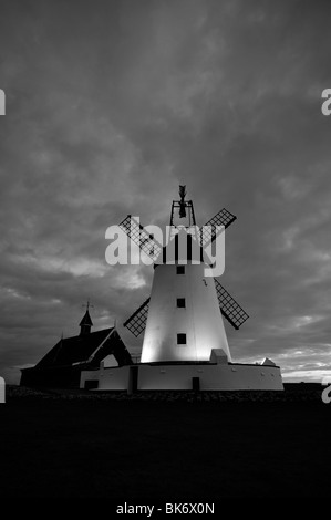 Eine stimmungsvolle Windmühle & Bootshaus, Lytham in der Abenddämmerung in Monochrom Stockfoto