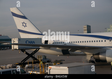 El Al-Flugzeug am Flughafen geladen wird Stockfoto