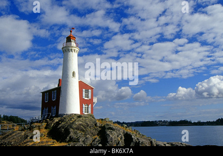 Ein Blick auf den historischen Fisgard Leuchtturm am Fort Rodd Hill auf der Straße von Juan de Fuca in Victoria, British Columbia, Kanada Stockfoto