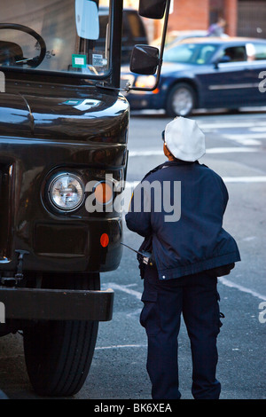 Verkehrspolizei schreiben einen Parkschein in Tribeca, New York Stockfoto