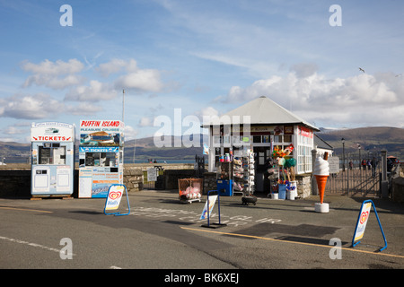 Souvenir Shop und Tour Kioske am Meer neben alten Pier auf der Menai Strait. Beaumaris, Isle of Anglesey, North Wales, UK, Großbritannien Stockfoto