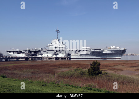 USS Yorktown Flugzeugträger, angedockt an Patriots Point, Mount Pleasant, SC über den Cooper River aus Charleston, SC Stockfoto