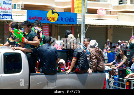 Pickup-Truck voller Menschen spielen Wasser beim Songkran Festival in Koh Phangan Thailand Stockfoto