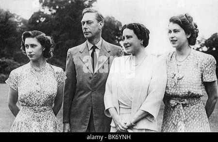 König GEORGE VI mit von links Prinzessin Margaret, Königin Elizabeth und Prinzessin Elizabeth über 1945 Stockfoto