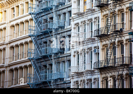 Zwei Männer auf dem Feuer zu entkommen, in Soho in New York City Stockfoto