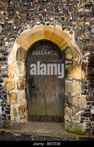 Begehen Sie kein Ärgernis Schild an alten Tür, St. Albans, UK Stockfoto