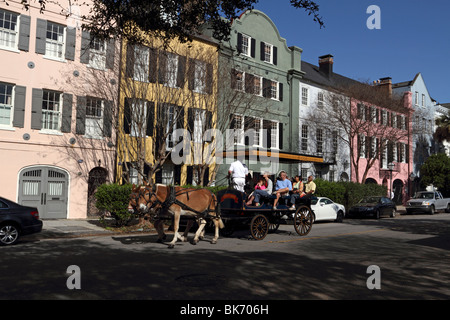 Eine Kutschenfahrt, vorbei an einer Portion Rainbow Row, malte Privatresidenzen Pastellfarben von ihren Besitzern, Charleston, SC, USA Stockfoto