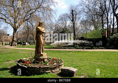 Euterpe-Statue Figur die Muse der Instrumentalmusik, ein Terrakotta in St Georges Gärten Bloomsbury Camden London England UK Stockfoto