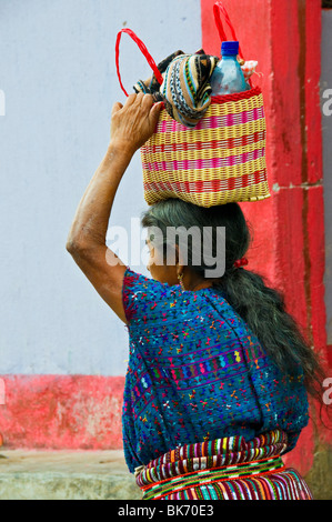 Einheimische Maya-Frau zu Fuß Panajachel, Guatemala Stockfoto