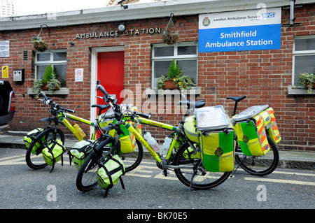 Sanitäter-Zyklus Reaktion Einheit Fahrräder Smithfield Ambulance Station London England UK Stockfoto