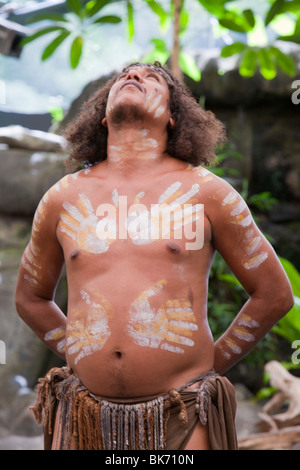 Eine traditionelle Aborigines-Anzeige im Tjapukai Aboriginal Park in der Nähe von Cairns, Queensland, Australien. Stockfoto