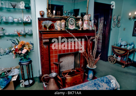 Pittsburgh, PA, Showcase Home, Antiquitäten, 1980er, Detail, Kamin, Einfamilienhaus. Wohnzimmer der Mittelklasse mit Innenraum Stockfoto