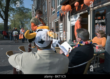 Niederländische Menschen feiern Königinnentag im Stadtteil Jordaan, Amsterdam Stockfoto