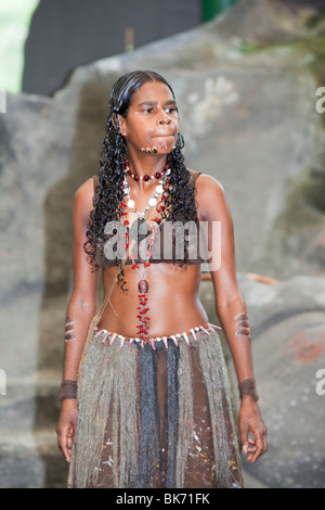 Ein Aborigine Dame im Tjapukai Aboriginal Park in der Nähe von Cairns, Queensland, Australien. Stockfoto