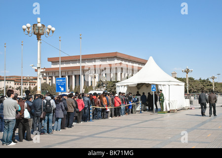 Menge in einer Schlange stehen, durch die Sicherheitskontrolle mit ein Röntgengerät vom Platz des himmlischen Friedens in Peking, China. Stockfoto