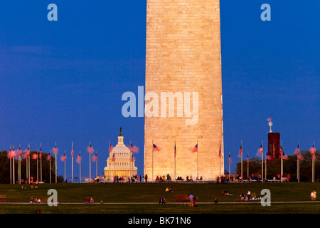 Dämmerung am Washington Monument mit dem US Capitol Gebäude über Washington DC USA Stockfoto