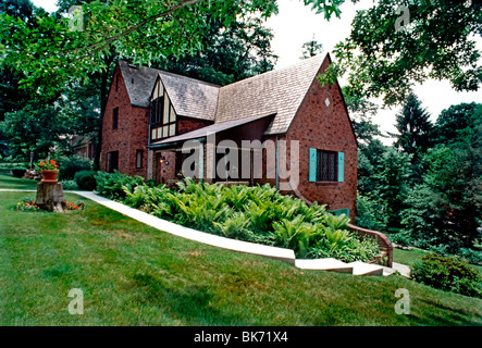 Pittsburgh, PA, USA - Einfamilienhaus, Brick, Front Garden, Vorstadthaus, TUDOR CHARME, Wohnraum der amerikanischen Mittelklasse in der Vorstadt Stockfoto