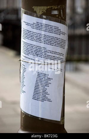 Parkplätze Einschränkungen beachten auf einen Laternenpfahl in Edinburgh. Stockfoto