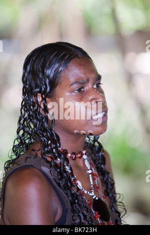 Ein Aborigine Dame im Tjapukai Aboriginal Park in der Nähe von Cairns, Queensland, Australien. Stockfoto