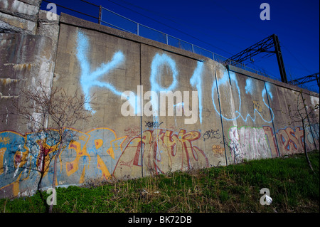 Betonwand, geschmückt mit Graffitis, in der Nähe von Lachine Canal, Montreal, Quebec, Kanada. Stockfoto