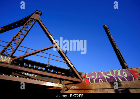 Graffitied verrostete Bahn Überführung, Lachine Canal, Montreal, Provinz Quebec, Kanada Stockfoto