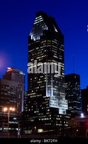 1000 De La Gauchetière Gebäude zur blauen Stunde. Die Innenstadt von Montreal, Quebec, Kanada. Stockfoto