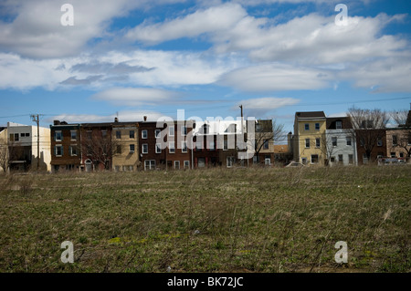 Ein leeres Grundstück und Häuser in der Nachbarschaft Fishtown von Philadelphia, PA am Mittwoch, 31. März 2010. (© Frances M. Roberts) Stockfoto