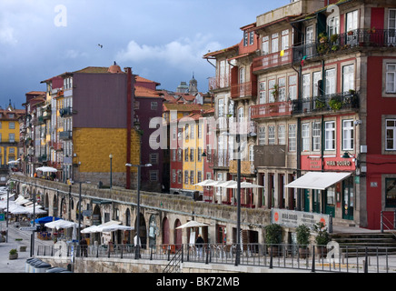 Straßencafés in Ribeira Riverfront, Stadt Porto (auch bekannt als Oporto) ein UNESCO-Weltkulturerbe, Nord-Portugal Stockfoto