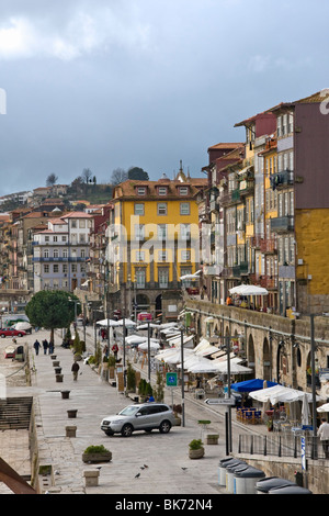 Straßencafés in Ribeira Riverfront, Stadt Porto (auch bekannt als Oporto) ein UNESCO-Weltkulturerbe, Nord-Portugal Stockfoto