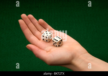 Hand mit zwei Würfeln Stockfoto