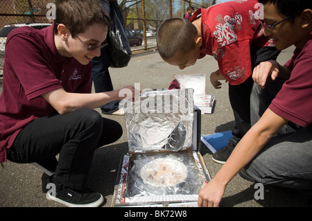 Studenten kochen s' mores in Pizza Box Solaröfen Stockfoto