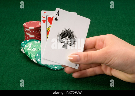 Hand mit Spielkarten Stockfoto