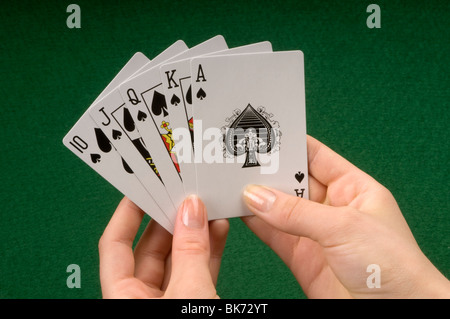 Hand mit Spielkarten Stockfoto