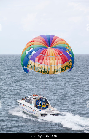 Touristen, parasailing, grüne Insel am Great Barrier Reef bei Cairns in Queensland, Australien. Stockfoto