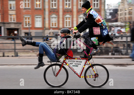 COP 15 Klimagipfel in Kopenhagen. Statt im Dec.09 in Dänemarks Hauptstadt city.2 Demonstrator auf eine Push-Fahrrad-Stimme eine Stellungnahme Stockfoto