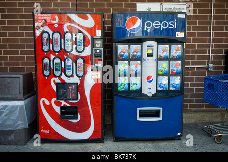 Pepsi-Cola und Coca-Cola-Automaten nebeneinander am Montag, 12. April 2010 in New York. (© Richard B. Levine) Stockfoto