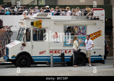 Eis-Liebhaber genießen ein Frostiges Vergnügen von einem Kapitän Softee Softeis LKW in Greenwich Village in New York Stockfoto