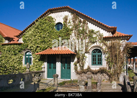 Bilderbuch-rebenbestockten Herrenhaus, Quinta da Aveleda Weinberge und Weinkeller, Vinho Verde Wein Region, Nord-Portugal, Europa. Stockfoto