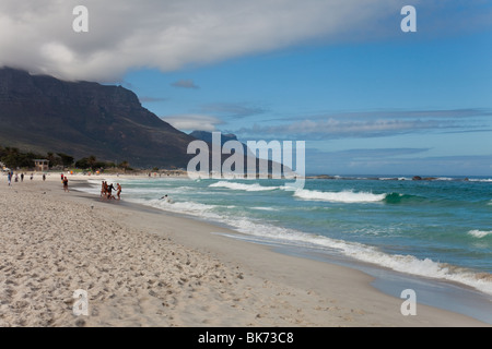 Der Strand von Camps Bay in der Nähe von Cape Town, Südafrika Stockfoto