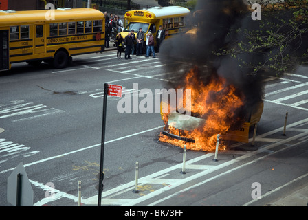 Mitglieder der FDNY löschen ein Taxi, das an der Ninth Avenue im New Yorker Stadtteil Chelsea Feuer gefangen hat Stockfoto