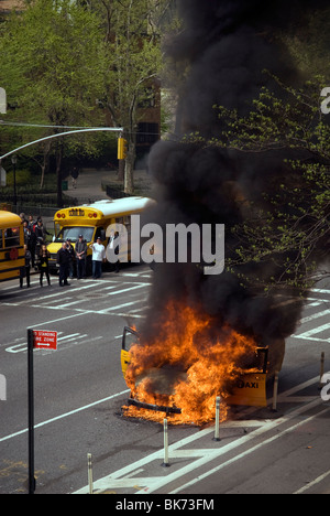 Mitglieder der FDNY löschen ein Taxi, das an der Ninth Avenue im New Yorker Stadtteil Chelsea Feuer gefangen hat Stockfoto