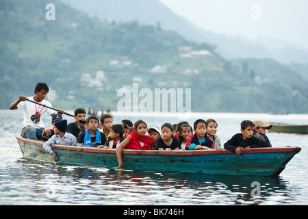 Schulkinder fahren Kanu über Pewha-See in Pokhara, Nepal auf Montag, 26. Oktober 2009. Stockfoto