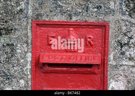 Ein Edward VII Briefkasten in einer Steinmauer. Stockfoto