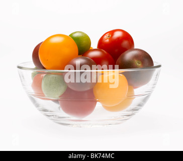 Erbstück Kirschtomaten in Glasschüssel auf weißem Hintergrund Stockfoto